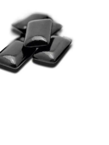 Отбеливающая жевательная резинка Curaprox Black is White + зубная паста BE YOU 10 мл в подарок
